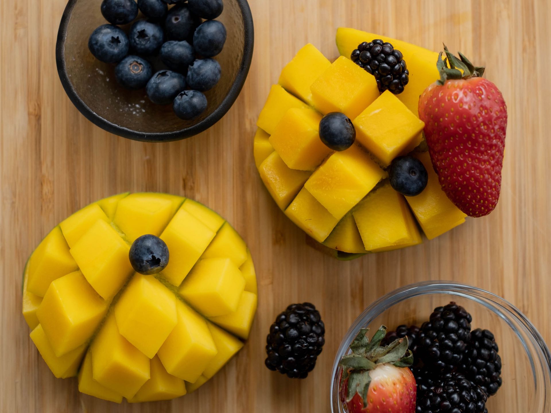 Γρήγορες και εύκολες συνταγές πρωτεϊνικού shake: Mango- Blueberry Protein Shake