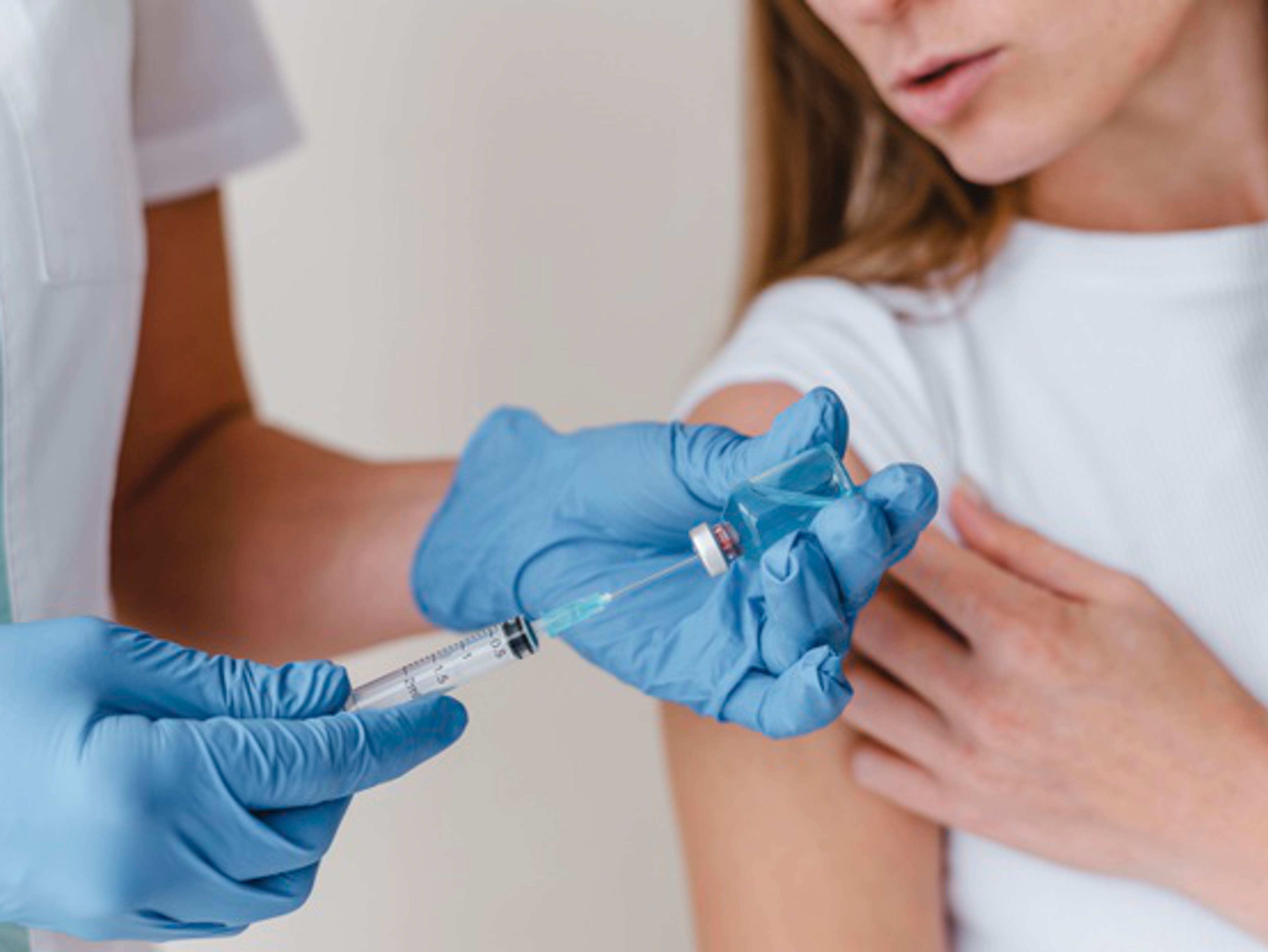 Οι γυναίκες αναφέρουν χειρότερες παρενέργειες από το εμβόλιο COVID-19 – Γιατί συμβαίνει αυτό, σύμφωνα με τους ειδικούς